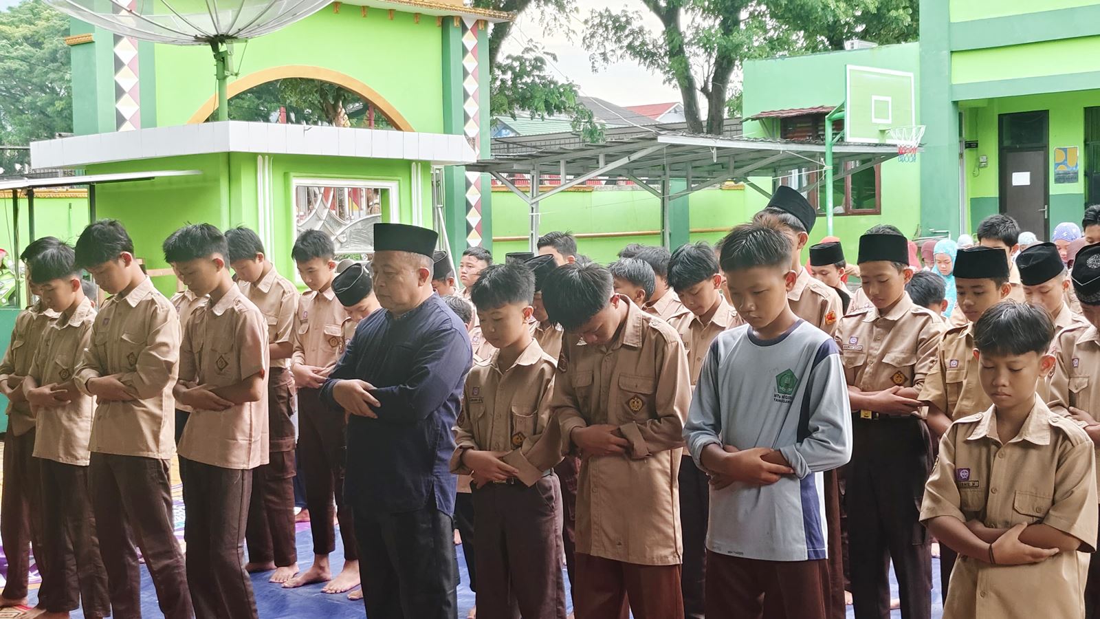 Sholat Dhuha Bersama di MTsN 1 Tanggamus: Semangat Kebersamaan dan Keberkahan di Dua Lokasi!