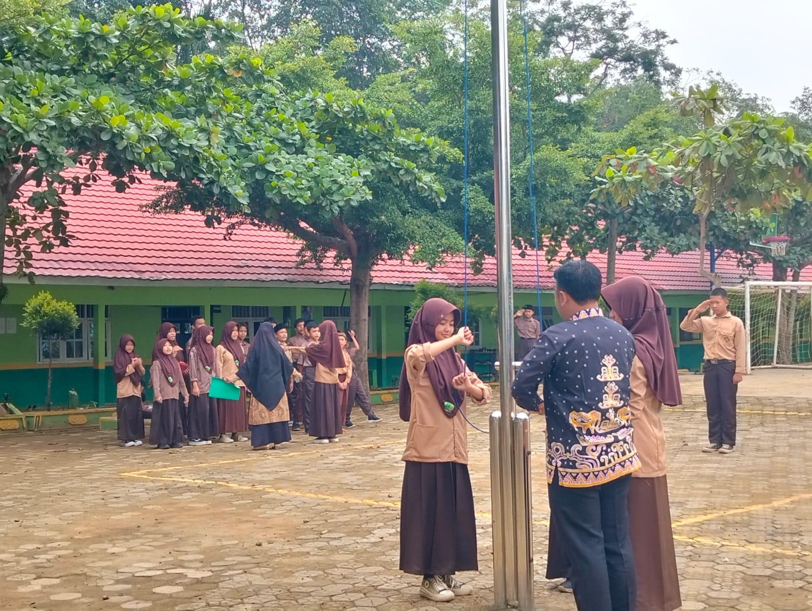 Debut Perdana Kelas VII2 Sebagai Petugas Upacara: Latihan Semangat di Bawah Arahan Wali Kelas