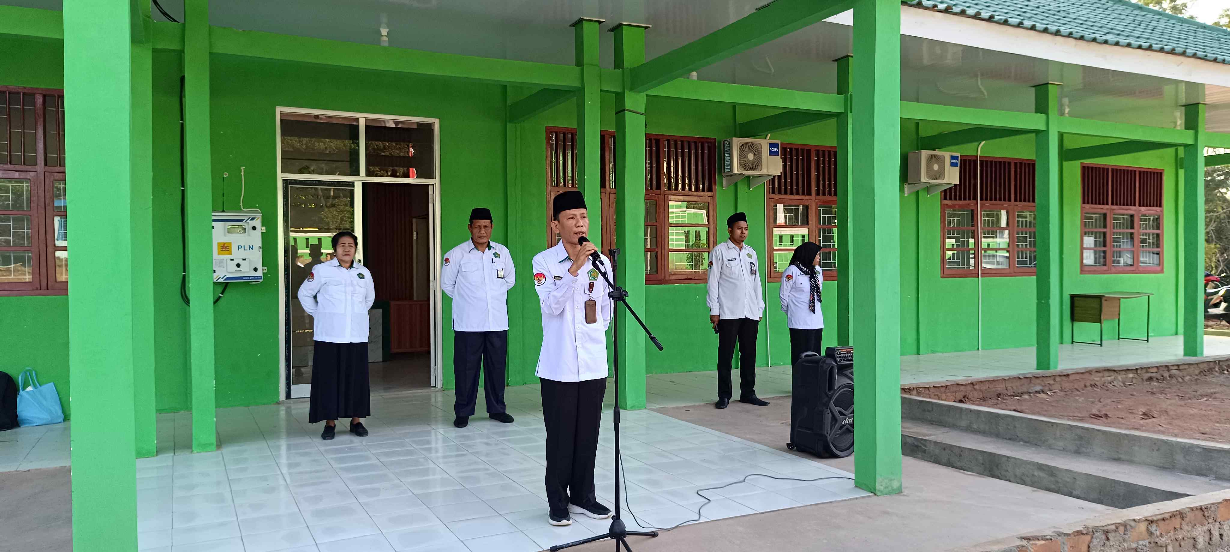 Kepala KUA Blambangan Umpu Bertugas Menjadi  Pembina Apel Pagi Kemenag Way Kanan