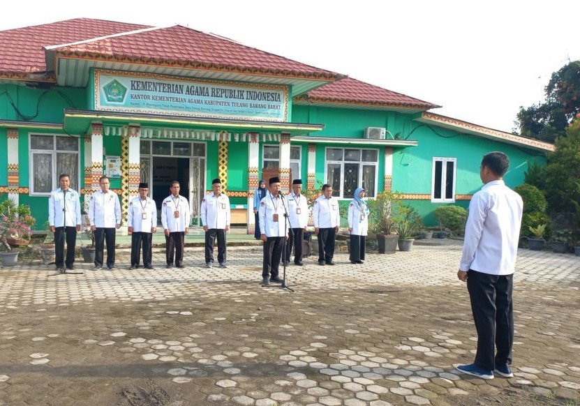 Kasubag TU Kemenag Tubaba Pimpin Apel Ingatkan ASN Menjaga dan Merawat Lingkungan Kantor