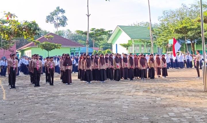 Momentum Inspiratif: Pelantikan Penggalang Pramuka di Upacara Senin MTs N 1 Way Kanan