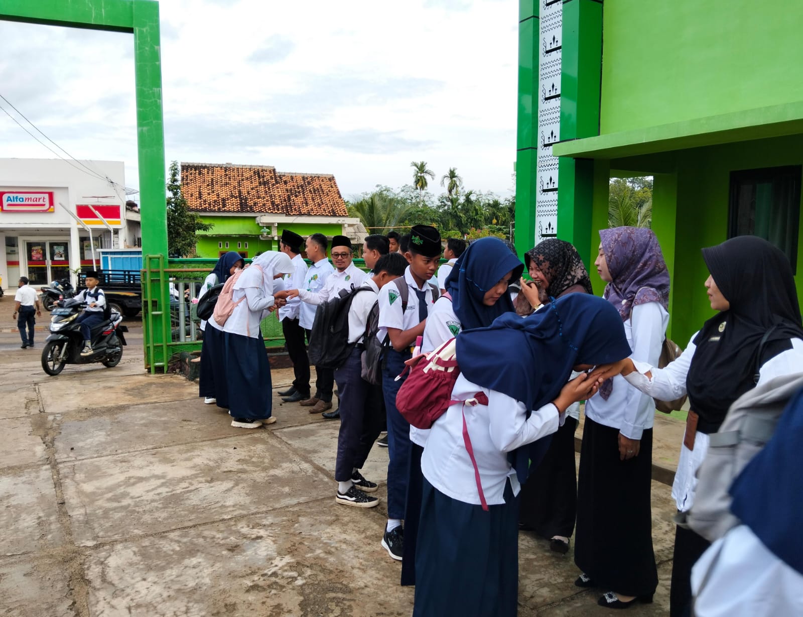 Semangat Siswa dan Guru Mts N 1 Way Kanan di Pagi Hari