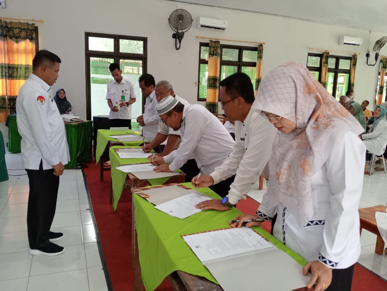 TINGKATKAN KINERJA  TAHUN 2025 GTK MTsN 1 LAMPUNG UTARA  TANDA TANGANI FAKTA INTEGRITAS