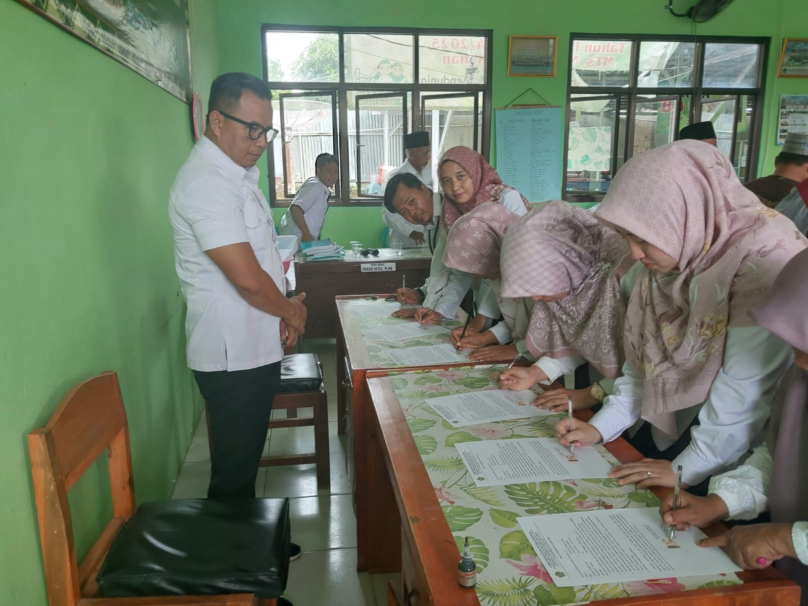 Guru dan Pegawai MTsN 2 Way Kanan Tandatangani Pakta Integritas Tahun 2025