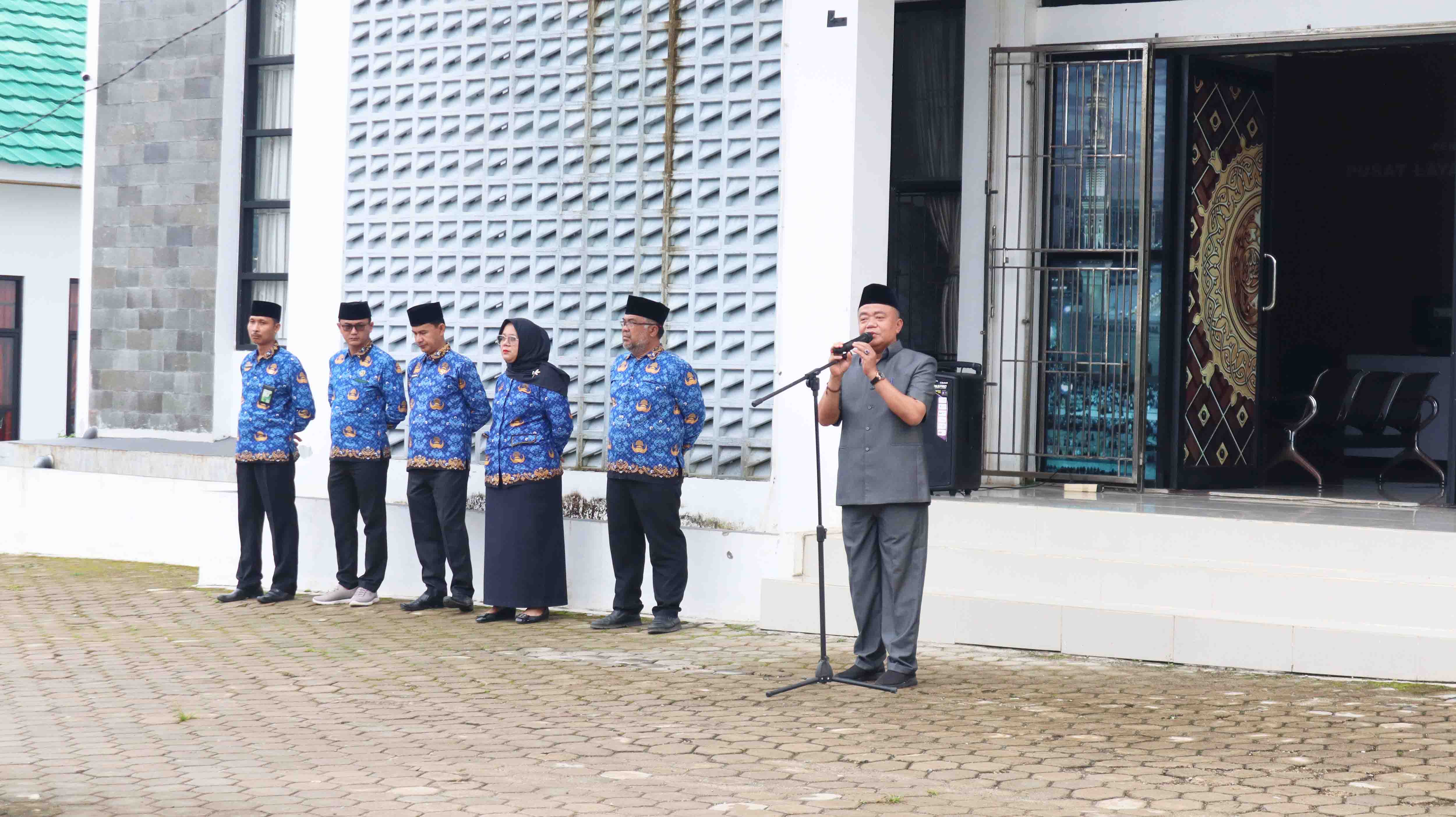 Upacara Rutin setiap Tanggal 17 : Helmi Tegaskan Komitmen Pelayanan Kepada Masyarakat yang berkualitas.