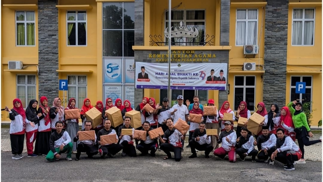 Kemenag Pesawaran Bagikan Hadiah Perlombaan HAB ke-79 Usai Senam Bersama