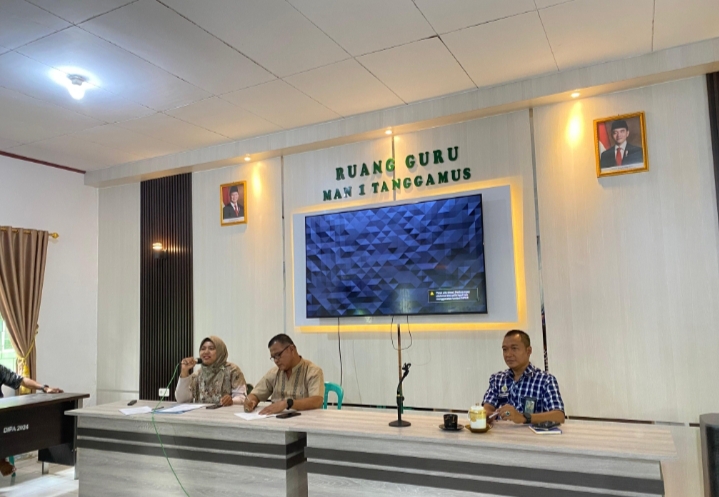 Waka Kesiswaan dan Ketua Panitia Pimpin Rapat Persiapan Perpisahan Kelas XII MAN 1 Tanggamus