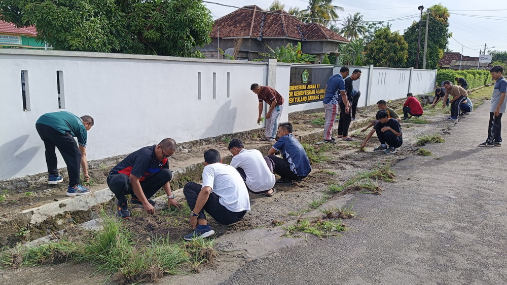 Wujudkan Lingkungan Kantor yang Sehat, Nyaman, Kemenag Tubaba Lakukan Kerja Bakti