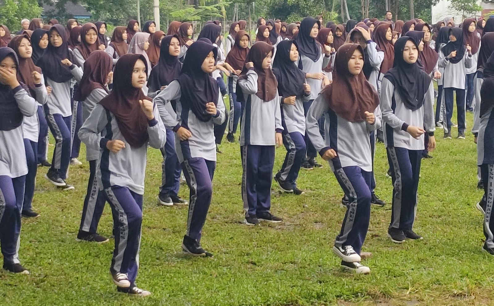 Senam Pagi di MTsN 1 Tanggamus: Pegawai dan Siswa Kompak Jaga Kebugaran