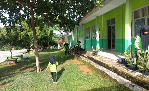 MAN 1 Way Kanan Gelar Aksi Gerebek Sampah