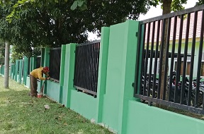 Pengecetan Pagar MAN 1 Way Kanan Untuk Wujudkan Pagar Bersih dan Rapi