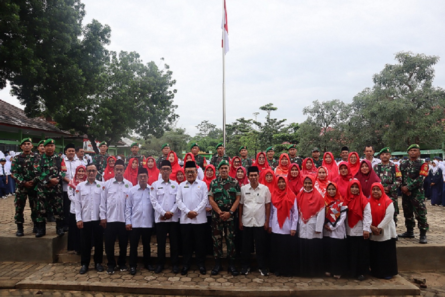 Koramil 421-01/KDD Laksanakan Upacara Bendera Bersama di MTsN 1 Pesawaran