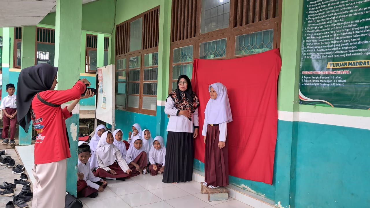 Siswa MIN 1 Mesuji Lakukan Pemotretan untuk Rapor dan Ijazah
