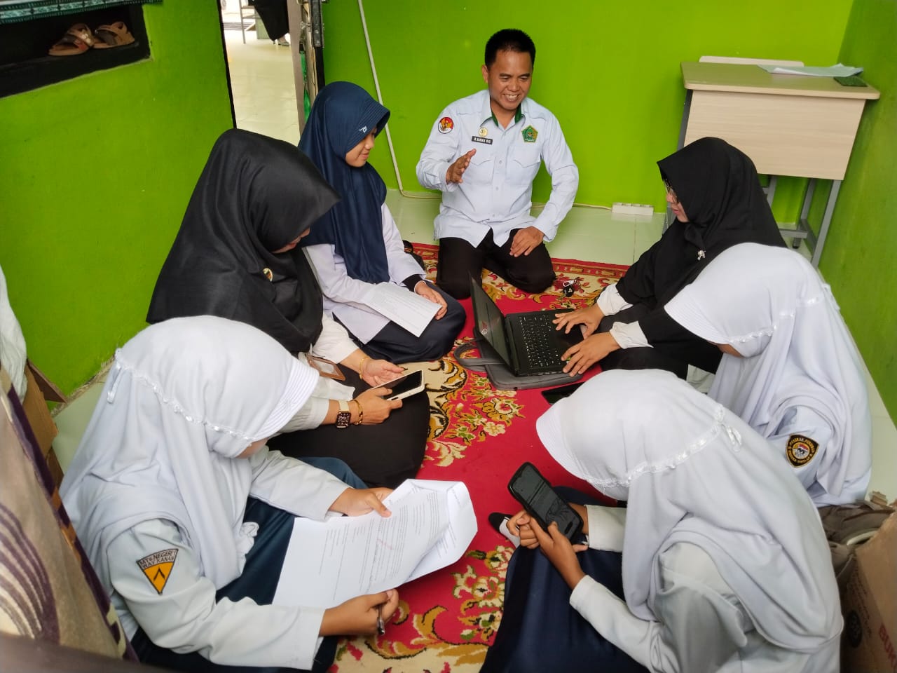 Kepala MTsN 1 Way Kanan Berikan Pengarahan kepada Siswa-Siswi yang Akan Mengikuti Lomba KOSMI 2025