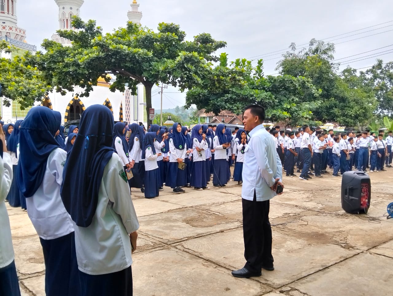 Kepala MTs N 1 Way Kanan Tinjau Pelaksanaan Pembiasaan Tahfidz di Lapangan Madrasah