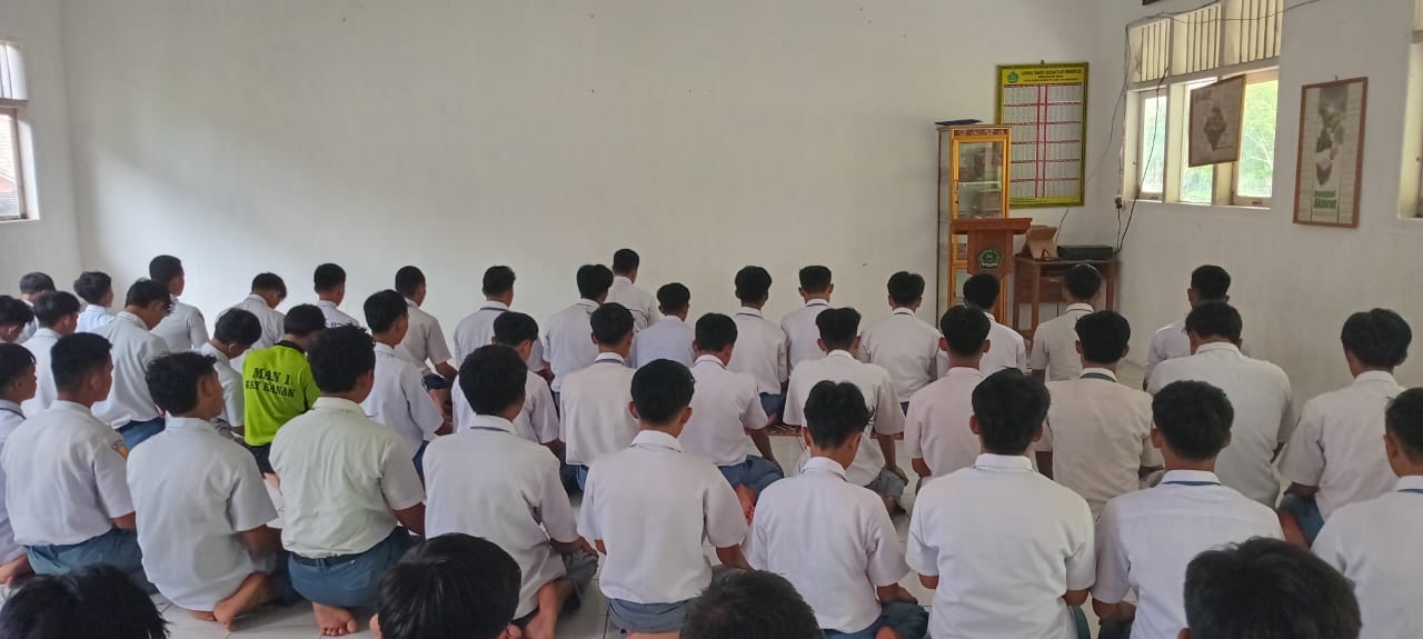 Pembiasaan Sholat Berjama’ah Di Man 1 Way Kanan