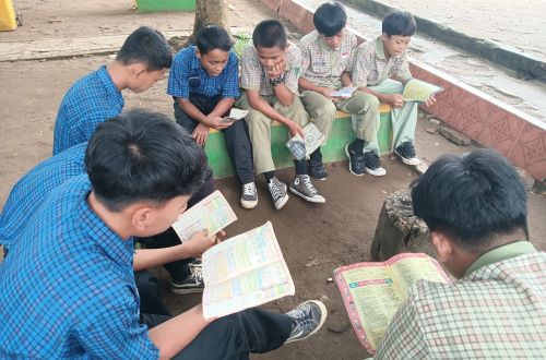 Rutinitas Siswa MTs N 1 Way Kanan Membaca Asmaul Husna Sebelum Belajar