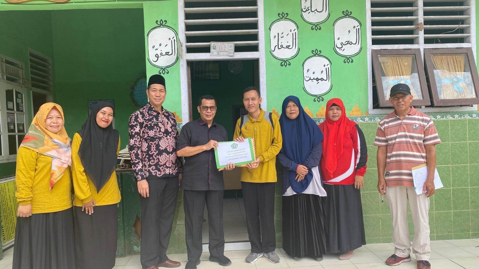 Ka KanKemenag Kunjungi dan Berikan Bantuan untuk Madrasah Terdampak Banjir