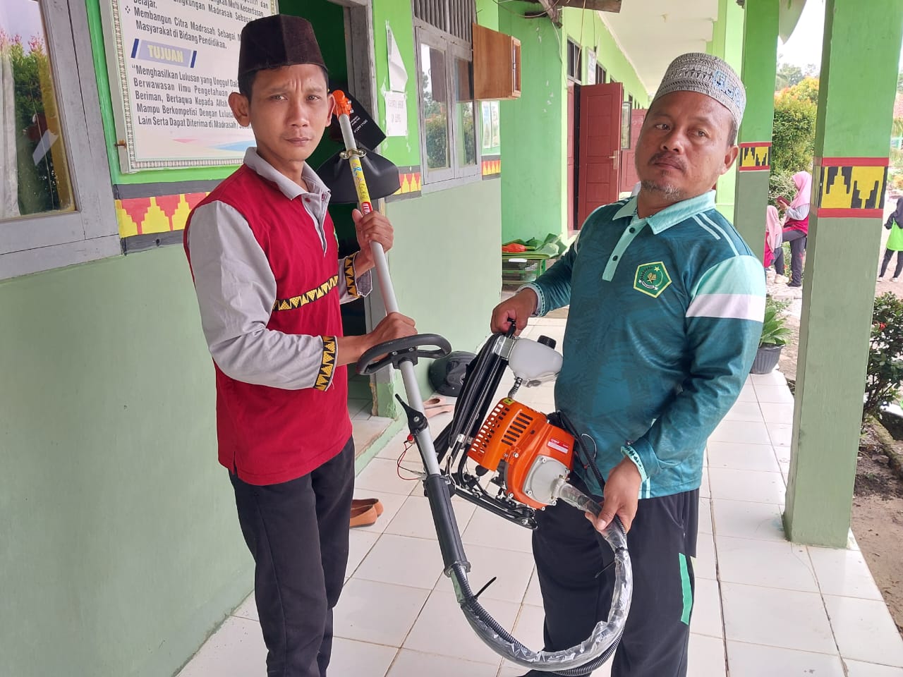 Waka Sarpras MTsN 2 Way Kanan, Heriyono, Serahkan Mesin Babat untuk Kebersihan Madrasah