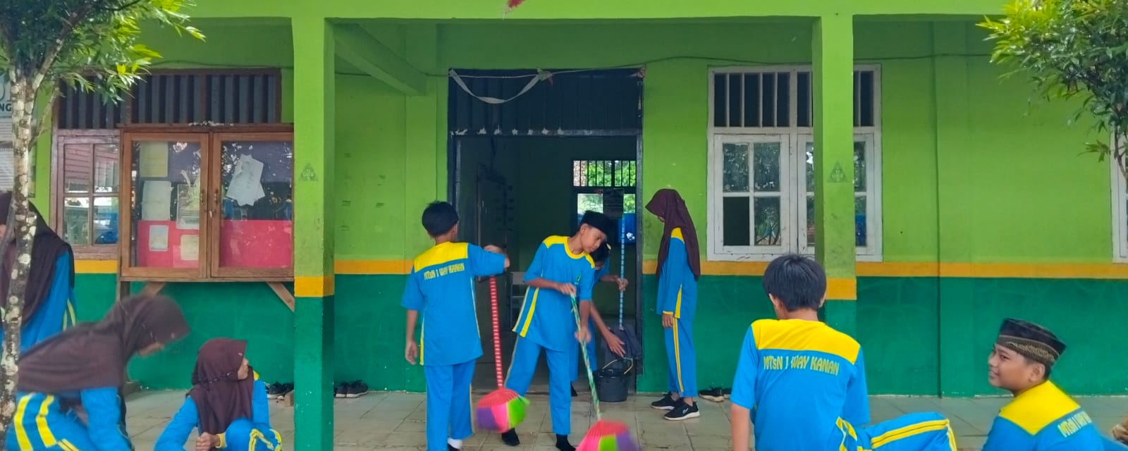 Melatih Rasa Tanggung Jawab Siswa MTs N 1 Way Kanan Melalui Tugas Piket Kelas