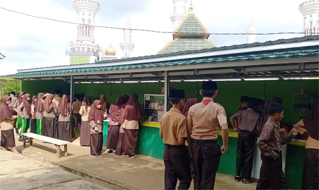 Kantin MTs N 1 Way Kanan Ramai Dikunjungi Siswa Saat Jam Istirahat