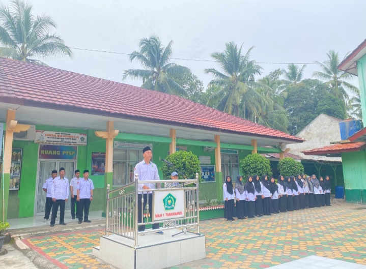 Upacara Bendera, Pembina Sampaikan 7 Kebiasaan Anak Indonesia Hebat di MAN 1 Tanggamus