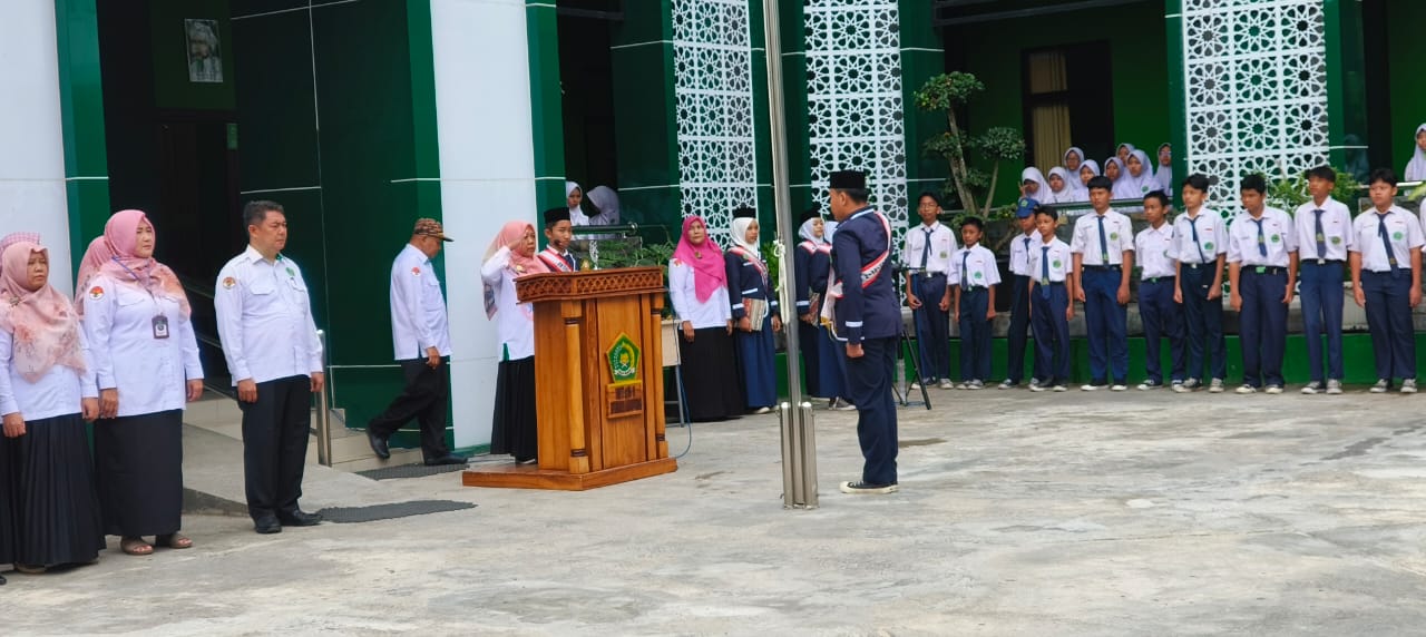 Upacara Pengibaran Bendera di MTsN 1 Bandar Lampung, Waka Kesiswaan Sampaikan 7 Kebiasaan Anak Indonesia Hebat