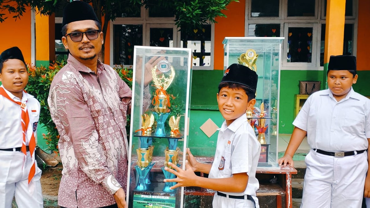 MI Alkhairiyah Pertahankan Gelar Juara Umum di Turnamen Futsal CHITTA UNITED FC