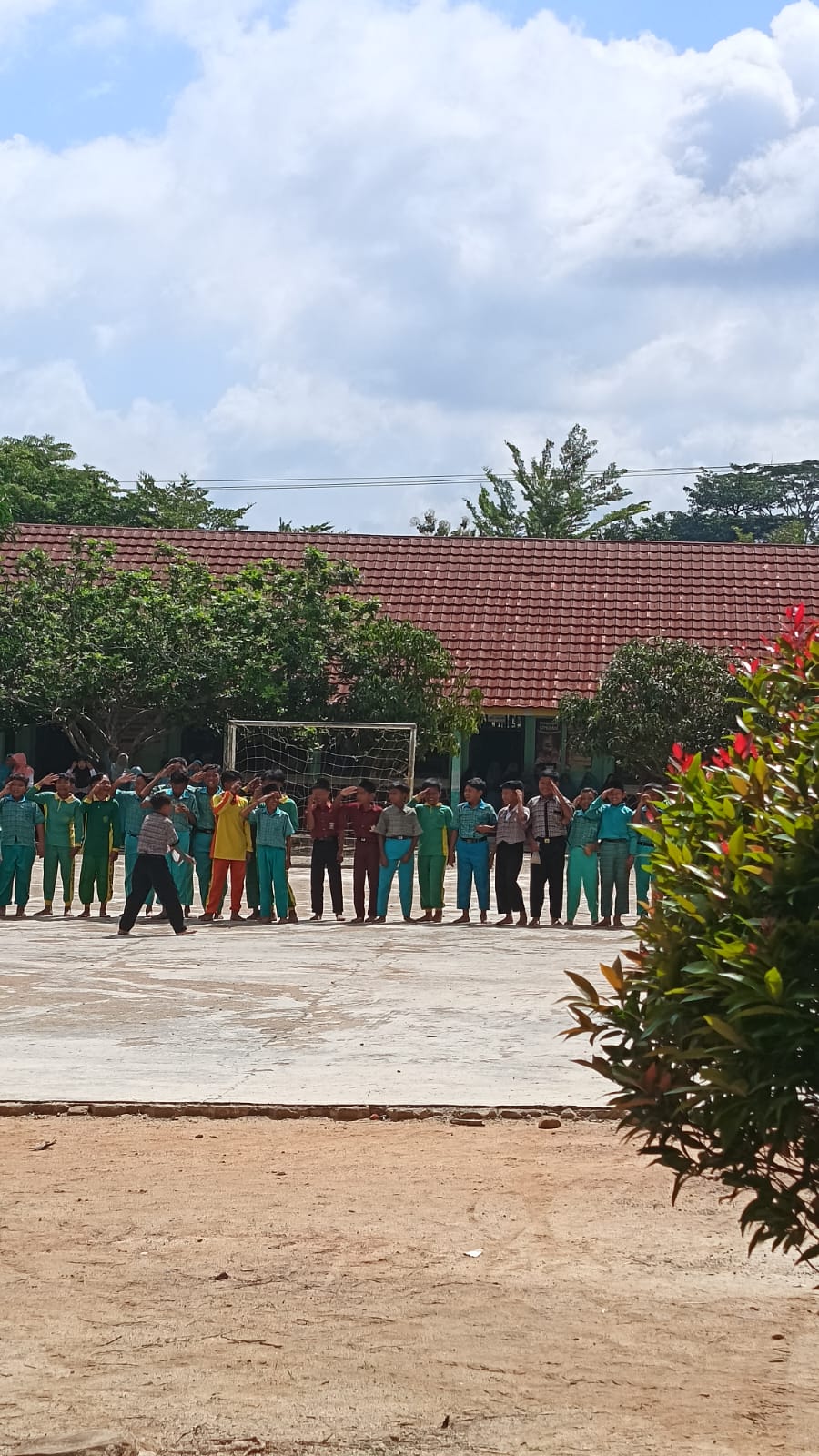 Menyanyikan lagu Indonesia Raya di MIN 1 Mesuji sebagai implementasi dari SE Sekertaris Jendral Kementerian Agama RI