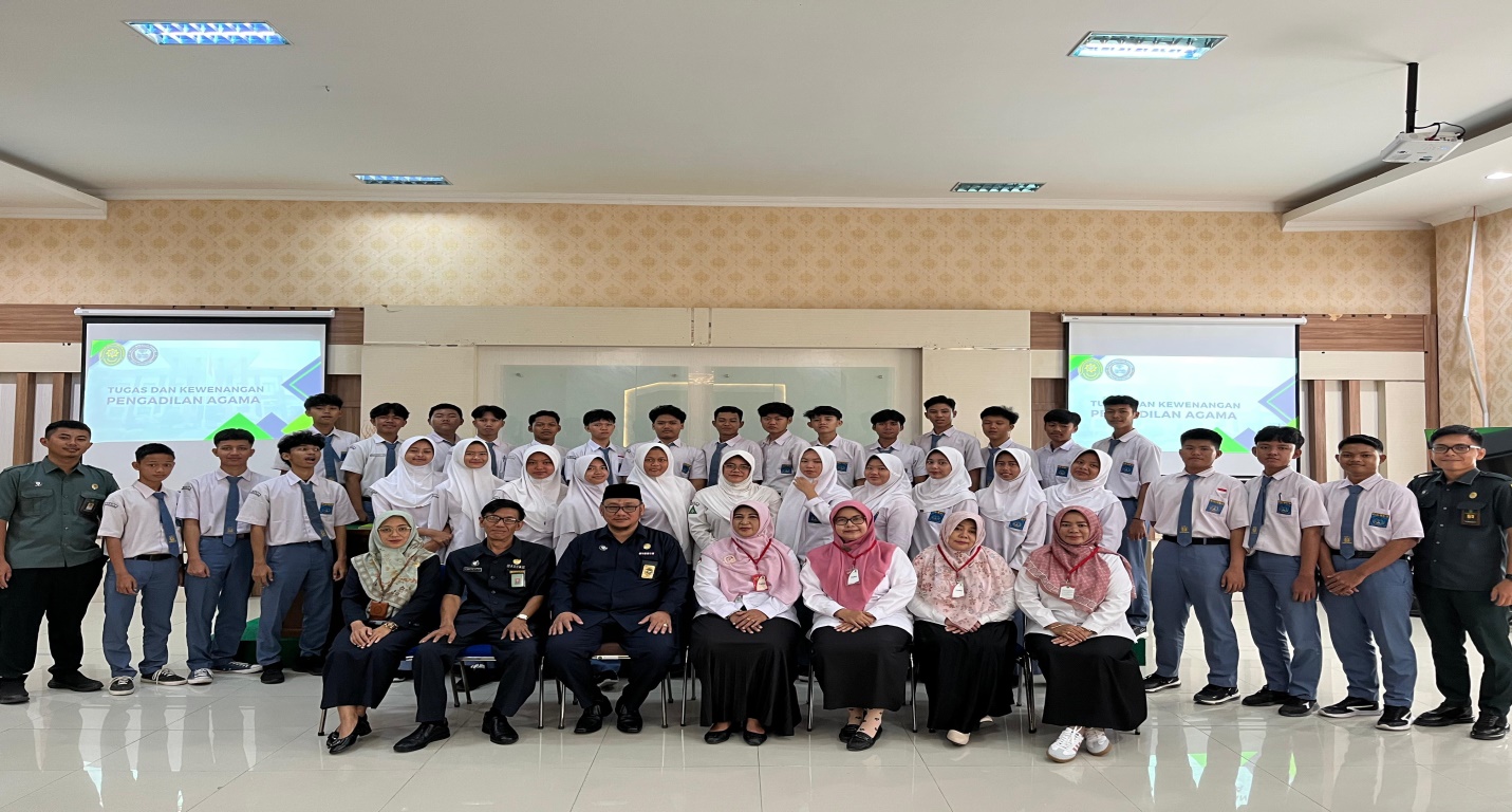 Siswa - Siswi XI Unggul MAN 1 Bandar Lampung  Lakukan Kunjungan  Studi ke Pengadilan Agama Tanjungkarang kelas 1 A