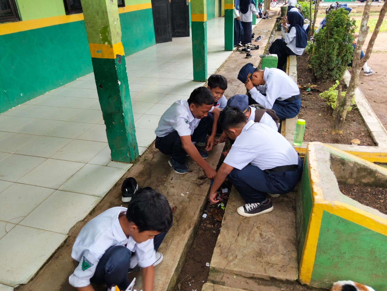 Menjaga Lingkungan Asri dan Bersih, MTsN 1 Way Kanan lakukan kegiatan Grebek Sampah