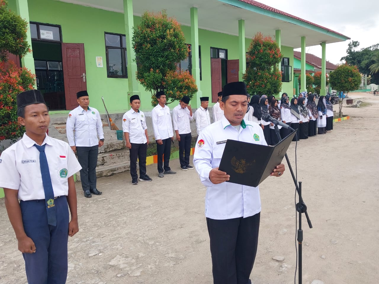 Kepala KUA Pakuan Ratu Jadi Pembina Upacara di MTsN 2 Way Kanan, Tekankan Pentingnya Proses dan Bijak dalam Menghadapi Teknologi
