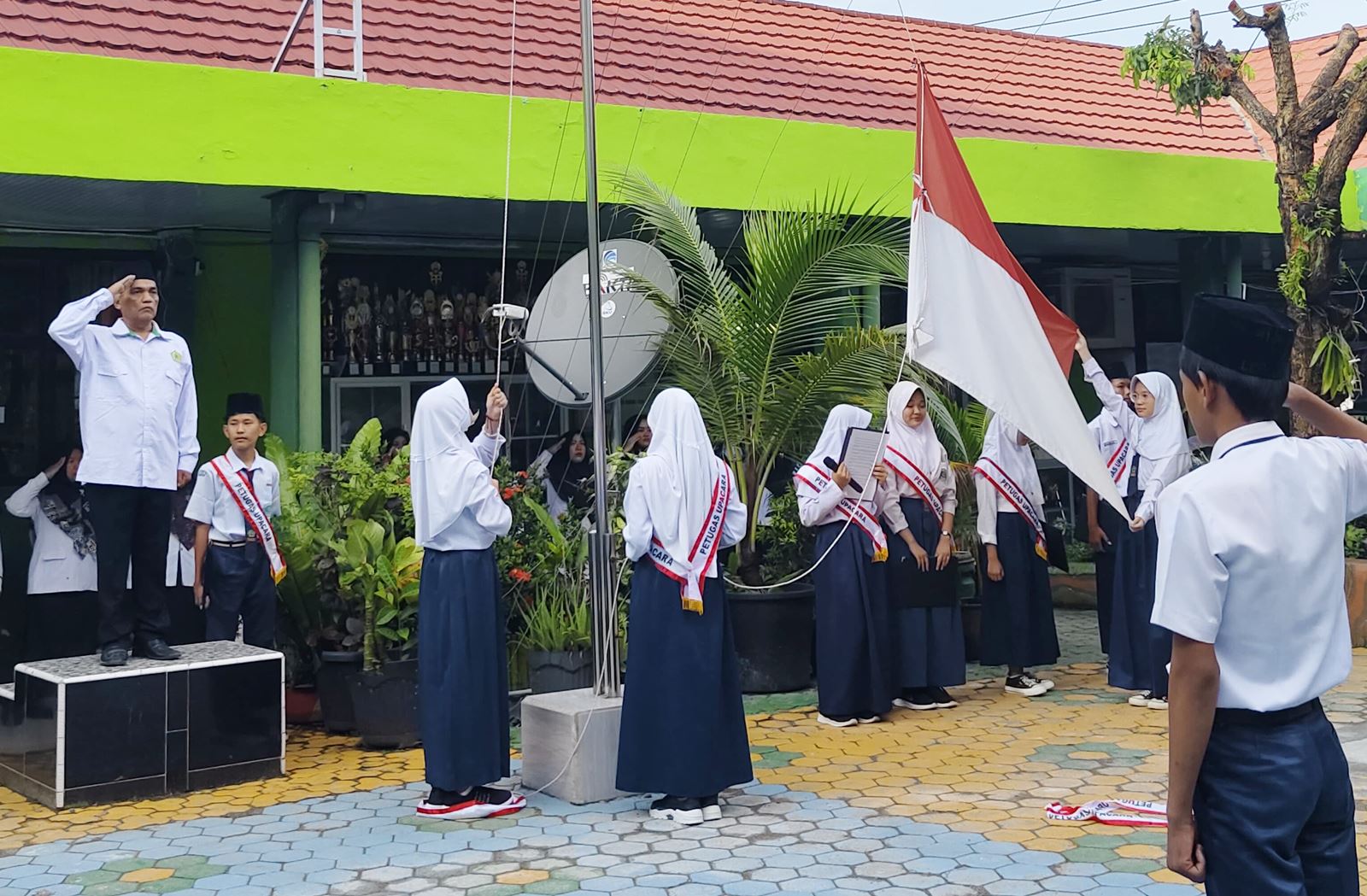 Upacara Bendera Berlangsung Khidmat, Nasrudin: "Keteladanan dan Kepedulian terhadap Sarana Prasarana Adalah Tanggung Jawab Bersama"