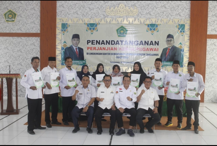 Guru dan Tendik MAN 1 Tanggamus Hadiri Acara Penandatanganan Perjanjian Kerjaa Pegawai