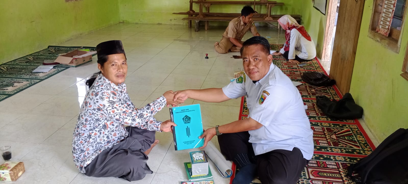 Kasi Papki Kemenag Tanggamus Serahkan Perpanjangan Izin TPQ dan Monitoring Pendidikan Al-Qur’an