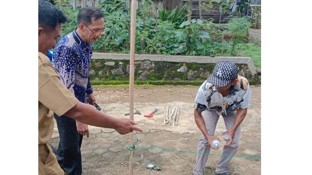 Kemenag Tanggamus Laksanakan Pengukuran Arah Kiblat di Mushola Nurul Falah