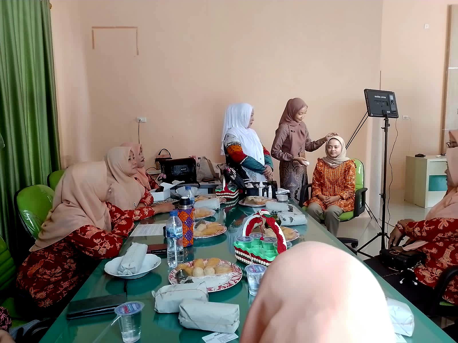 Anggota DWP Kemenag Tubaba  Antusias Ikuti Pelatihan Merias Wajah