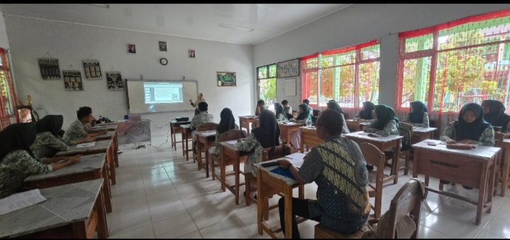 Tingkatkan Kinerja Guru di Semester Genap, Kepala MAN 1 Tanggamus Lakukan Supervisi Guru di Kelas