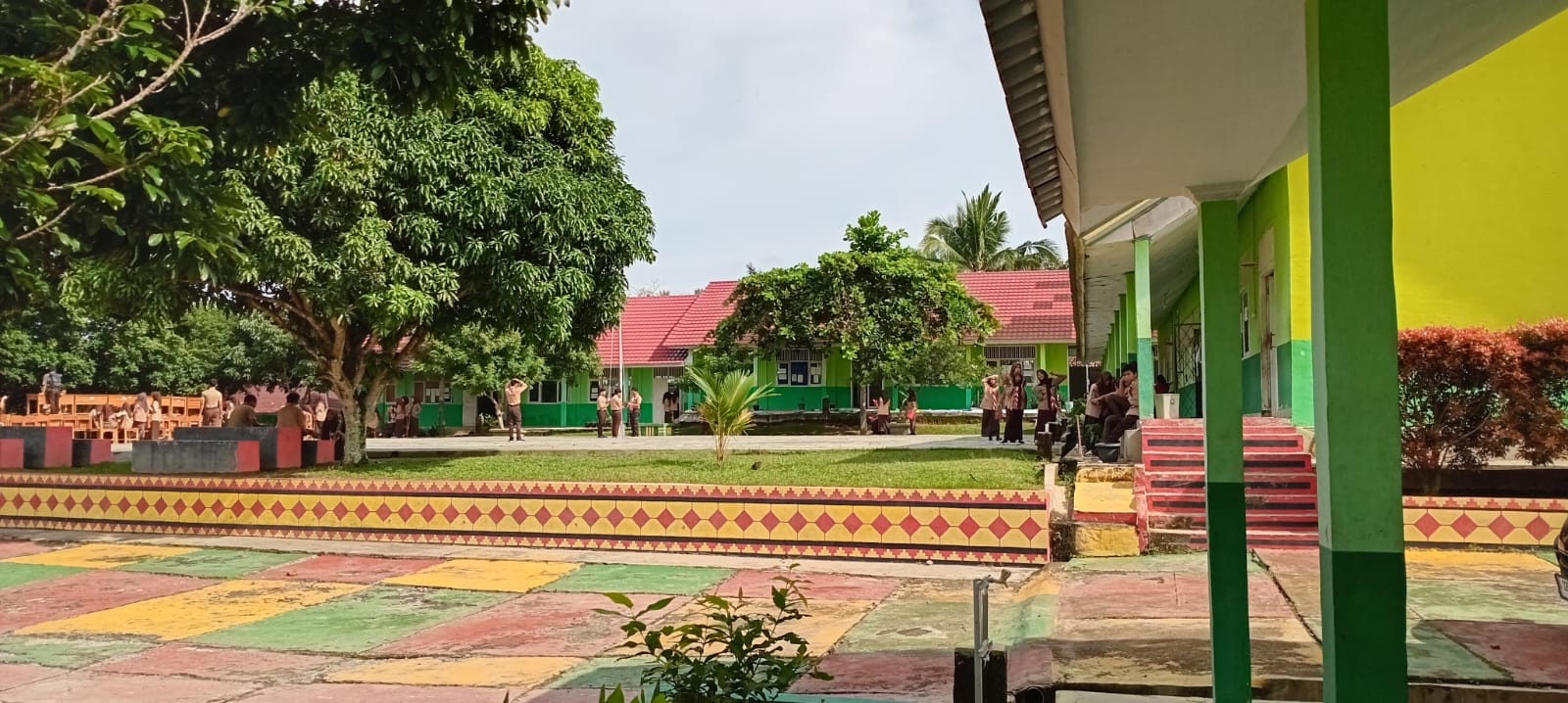 Siswa MAN 1 Way Kanan Kelas XI F1 Latihan Upacara Bendera