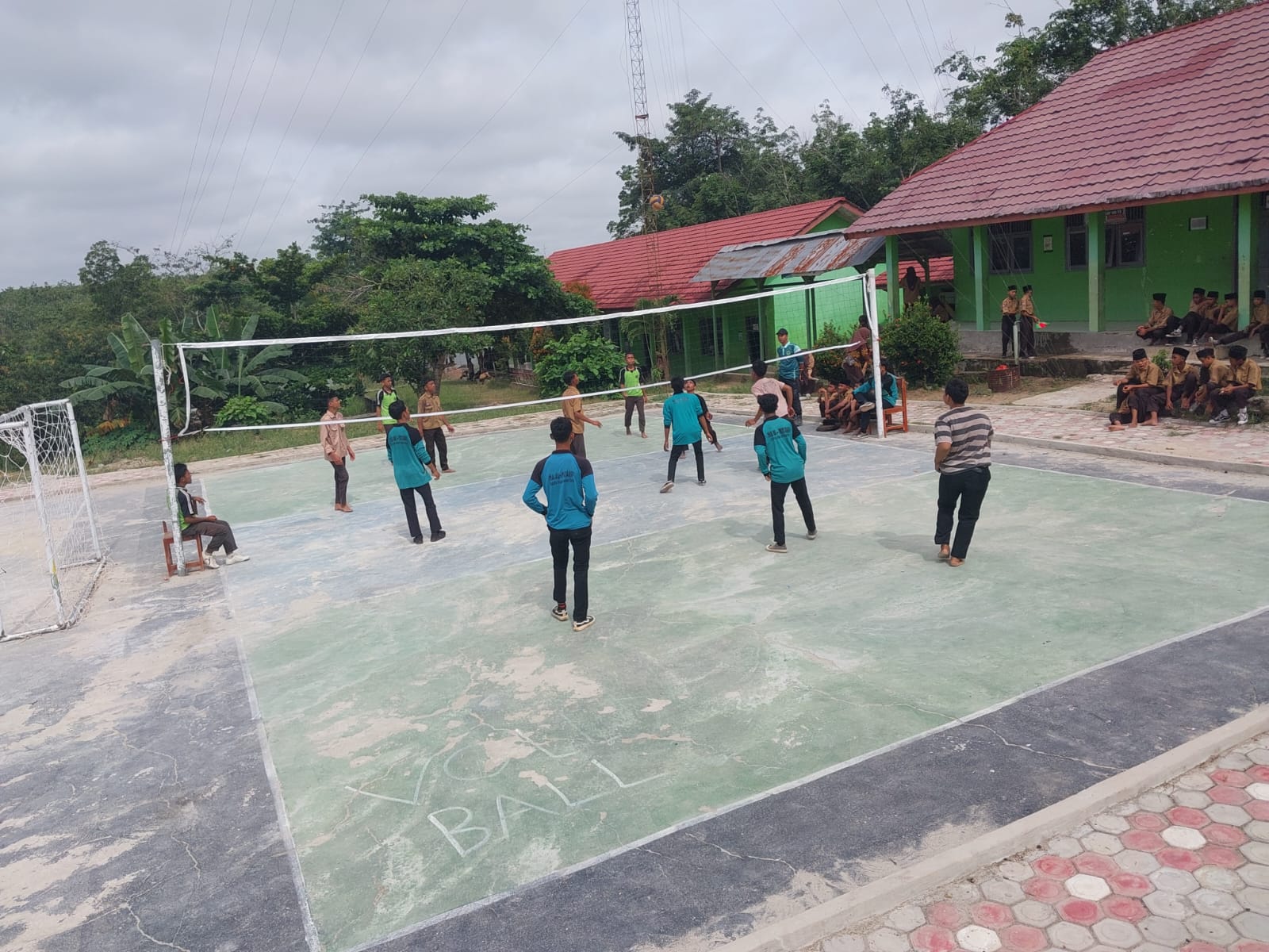Tim Voli Putra dan Putri MTsN 2 Way Kanan Laksanakan Sparing dengan Tim Voli MA Al Maarif Serupa Indah