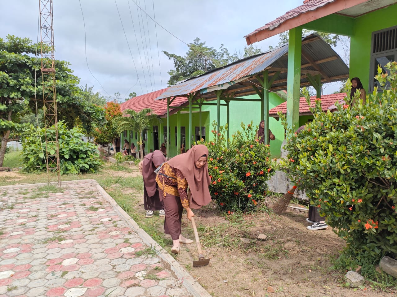 "Gotong Royong Bersih-Bersih Madrasah: Wujud Kepedulian Guru dan Siswa MTsN 2 Way Kanan"