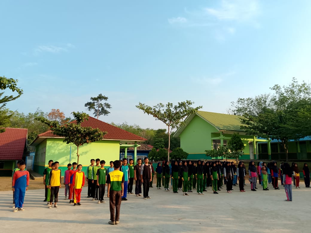 Latihan Intensif Paskibra MTs N 1 Way Kanan Bersama Alumni