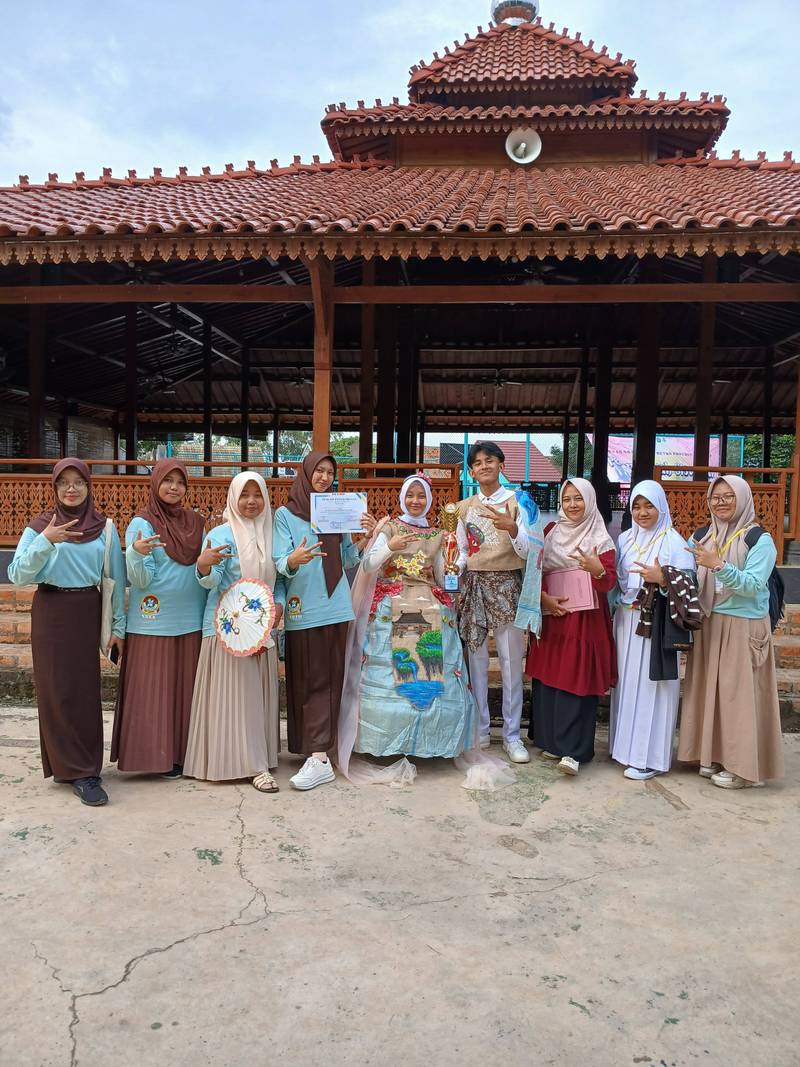 Lomba Fashion Show Daur Ulang di Pekan Ilmiah Siswa XII SMAN 3 Metro, Tim KIR Ad-Zakira MAN 1 Metro Raih Juara 3