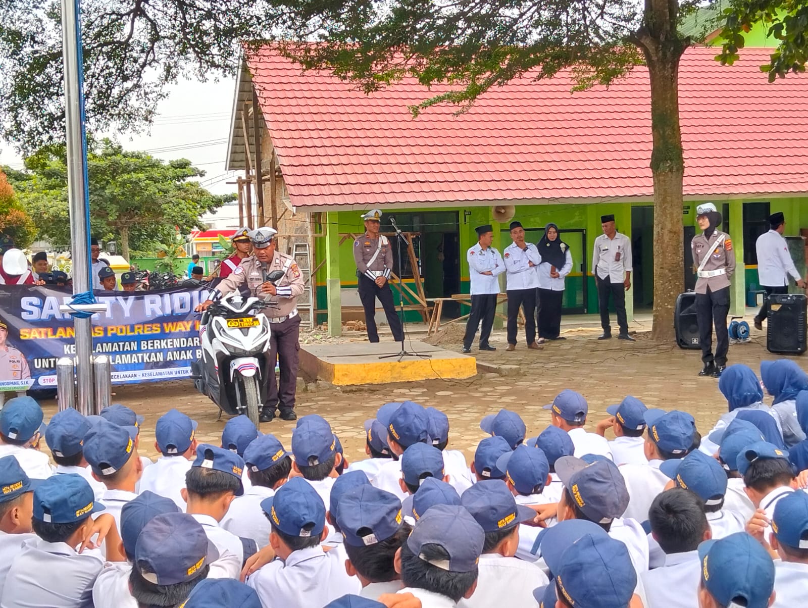 Polres Way Kanan Sosialisasikan Safety Riding di MTs N 1 Way Kanan: Meningkatkan Keselamatan Berkendara di Jalan Raya