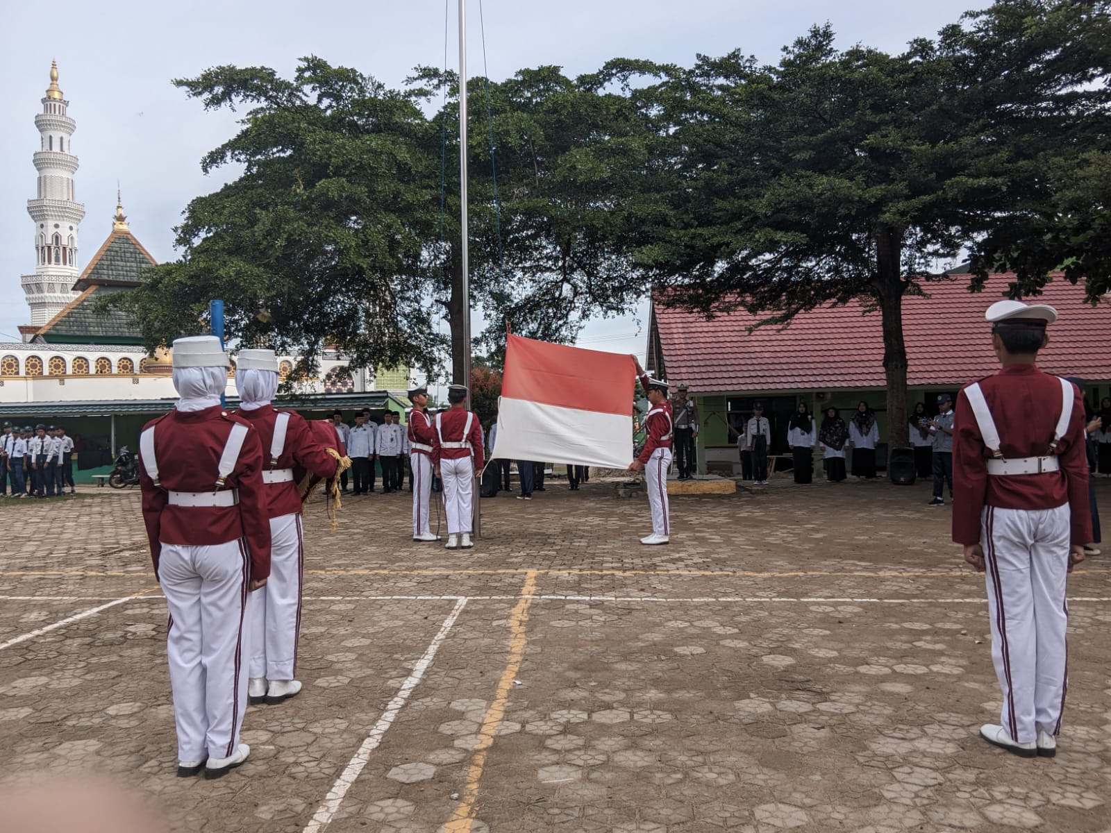 Paskibra MTs N 1 Way Kanan Tampil Gagah pada Upacara Bendera