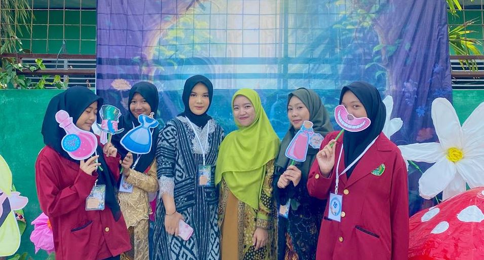 Shafana Zia Mahardika Raih Emas di English Club Competition 2025, Tunjukkan Kemampuan Public Speaking Luar Biasa!