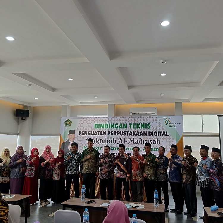 Kepala MTs Negeri 2 Bandar Lampung dan Tim Perpustakaan Al Kindi Ikuti Bimtek Penguatan Perpustakaan Digital