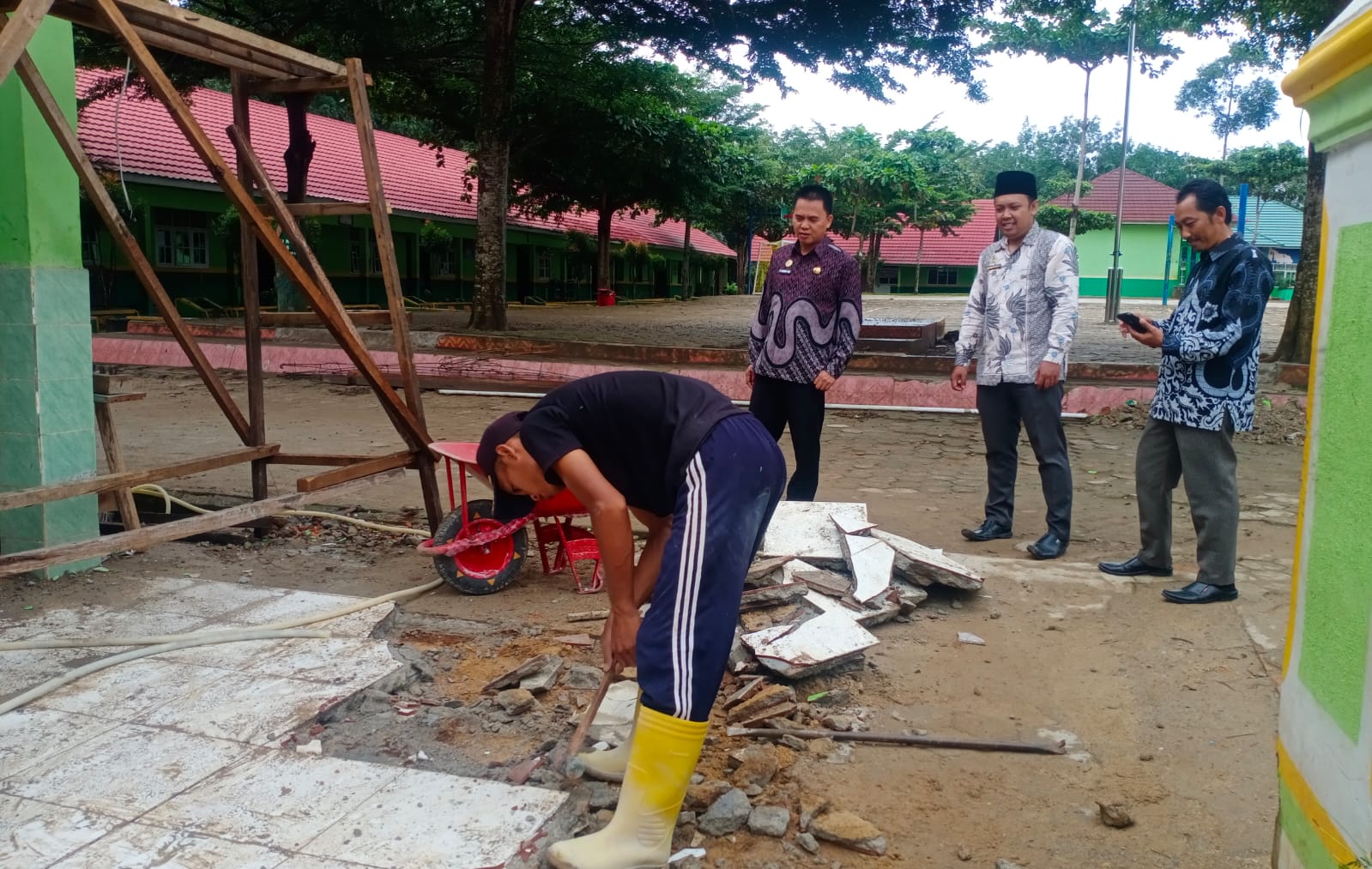 Kamad MTs N 1 Way Kanan Lakukan Pemantauan Langsung Terhadap Kelanjutan Renovasi Gedung