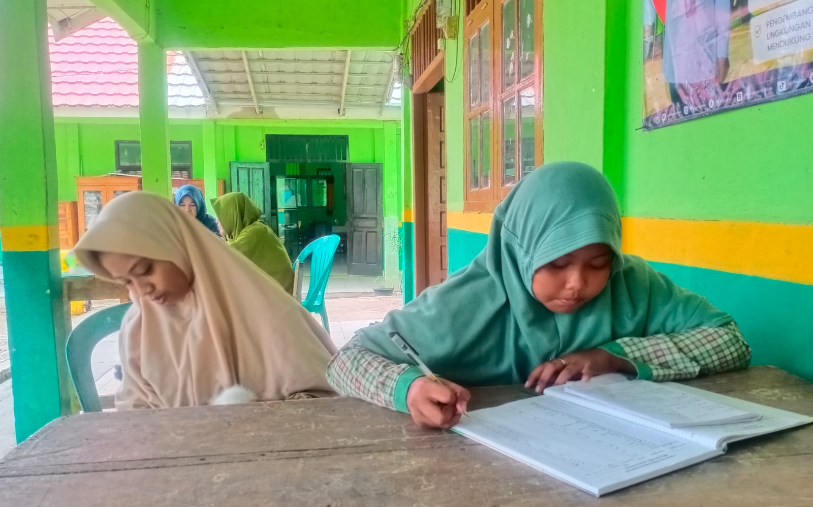 Semangat Piket: Siswa MTs N 1 Way Kanan Tunjukkan Kepedulian Tinggi dalam Melaksanakan Tugas