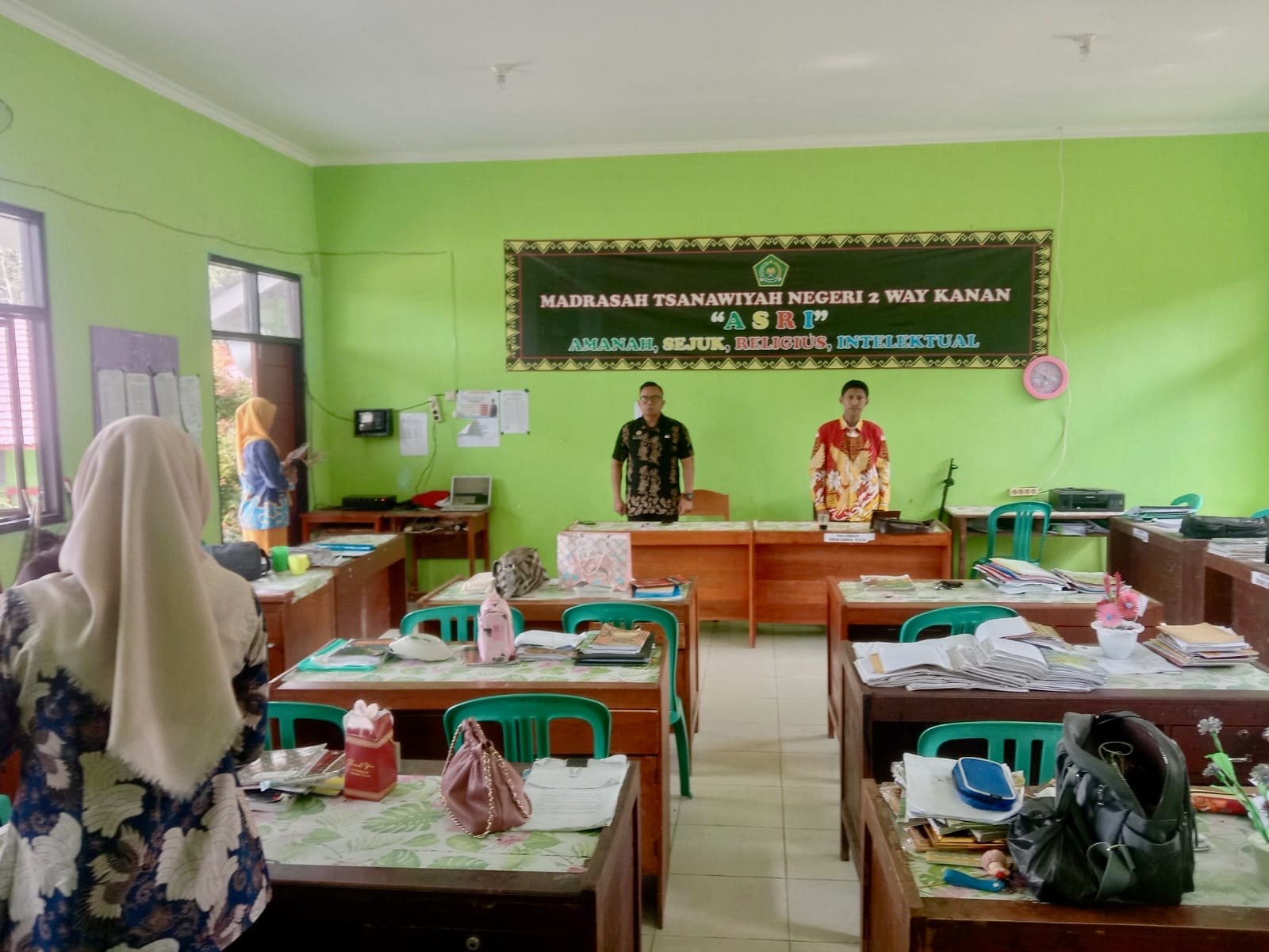 MTsN 2 Way Kanan Terapkan Pembiasaan Mendengarkan Lagu Indonesia Raya Sesuai Edaran Sekjen Kemenag RI